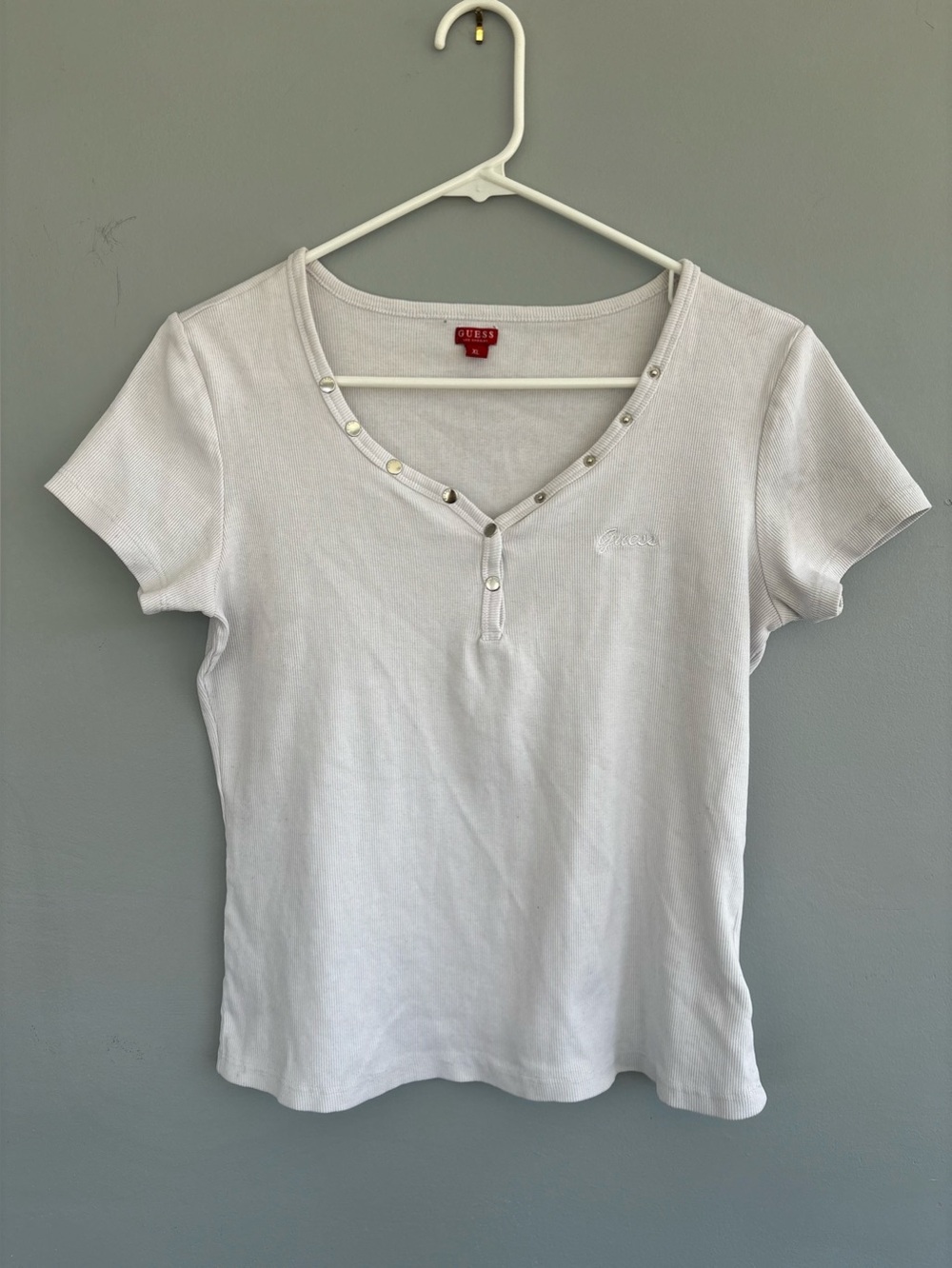 GUESS White Short-Sleeve Ribbed Henley Top with Snap Accents